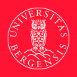 En hvit logo på rød bakgrunn. Logoen består av en sirkel, hvor det inni står Universitas Bergensis, og det er tegnet en hubro som sitter på syv fjell.