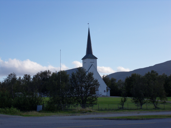 Bilde av en hvit kirke.
