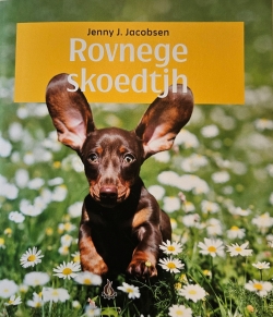 Bokomslag med bilde av en valp i en åker.