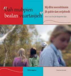 Bokomslag med bilde av 3 barn, 2 med ryggen til og en som ser en annen vei.