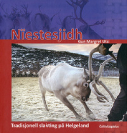 Bokomslag med bilde av en rein inni et reingjerde som blir trukket av en person.