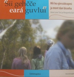 Bokomslag med bilde av 3 barn, 2 med ryggen til og en som ser en annen vei.