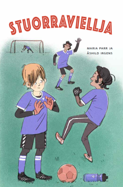 Bokomslag med tegning av 4 gutter som spiller fotball på en fotballbane.
