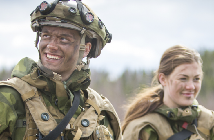 To personer i fullt militærutstyr med kamuflasje