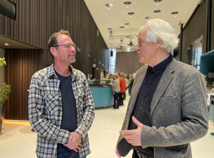 Bilde av Geir Syvertsen sammen med Børt-Erik Berntsen,  rådgiver ved Valle Hovin videregående skole i Oslo.