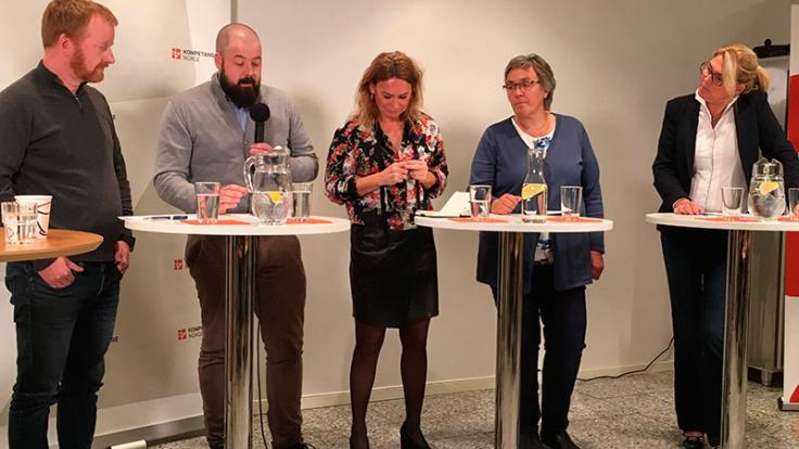 Mennesker på talerstol. 