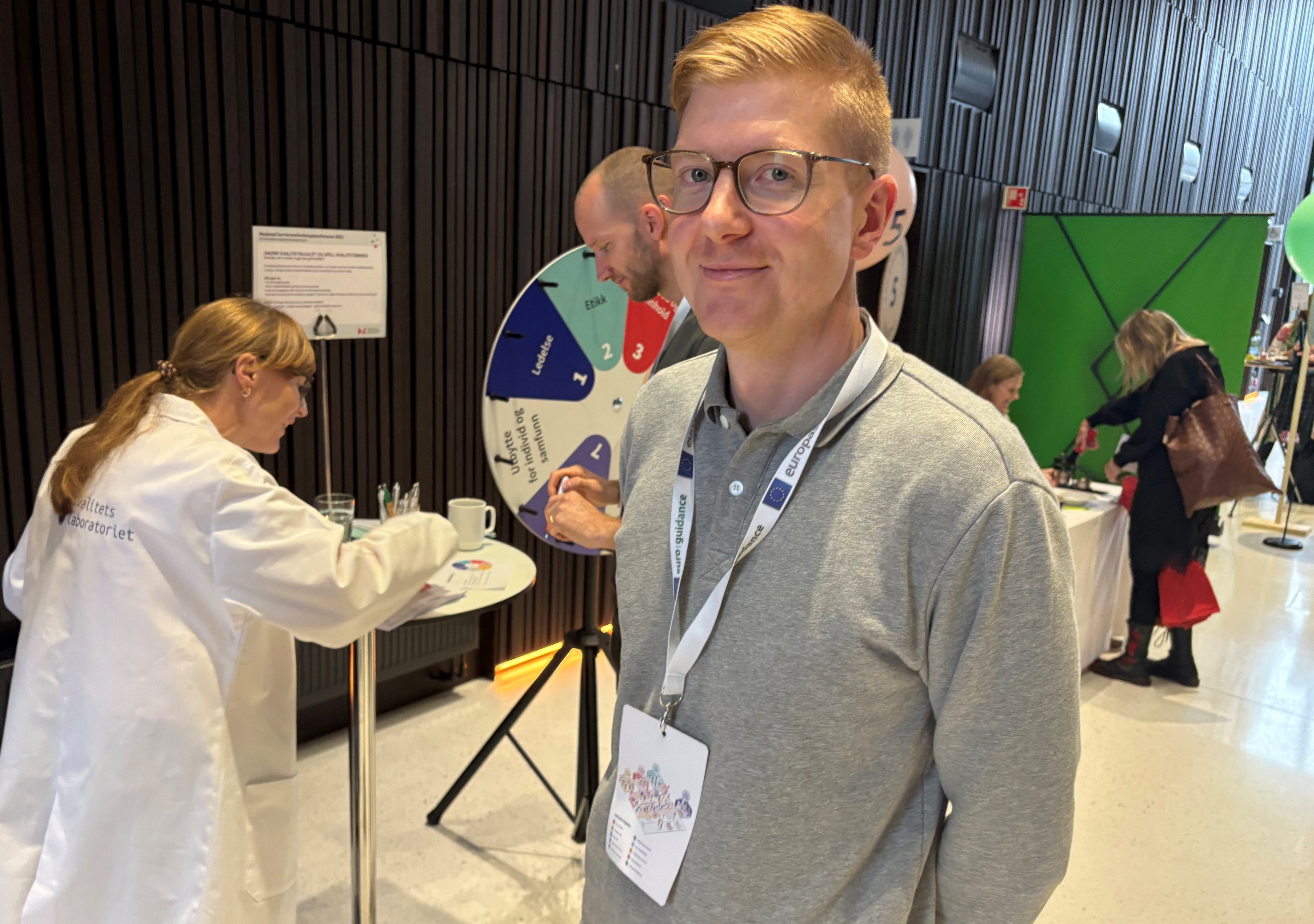mann på konferanse