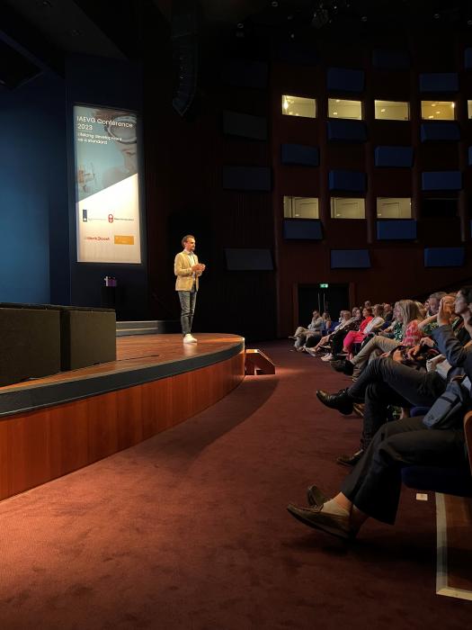 Bilete av Jos Akkermans som held presentasjonen sin under den internasjonale karriererettleiarkonferansen 2023