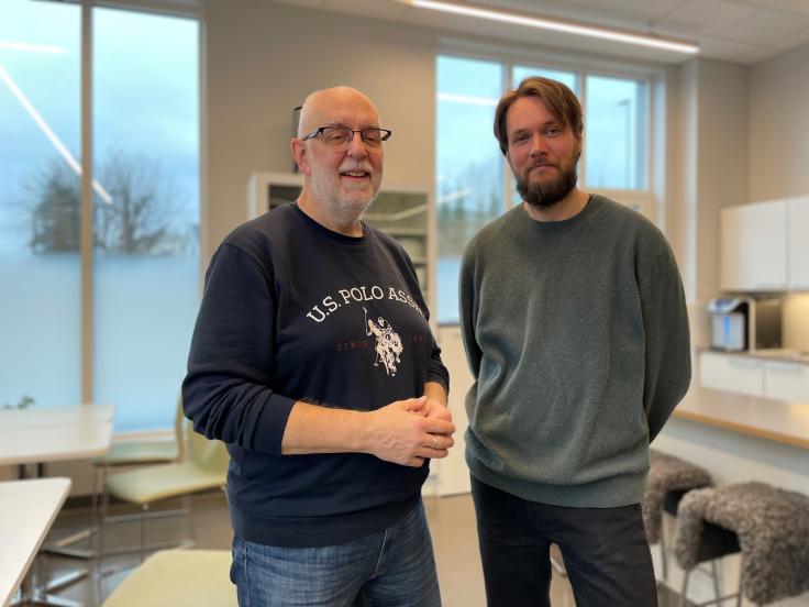 Bilde av mentor Sven Atle Johannesen og adept Martin Hagen i lærerrommet på Vollebekk skole.
