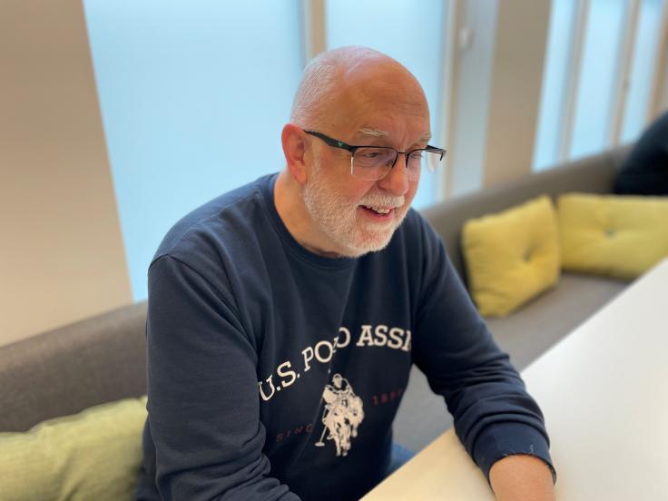 Bilde av rådgiver Sven Atle Johannesen i lærerrommet på Vollebekk skole