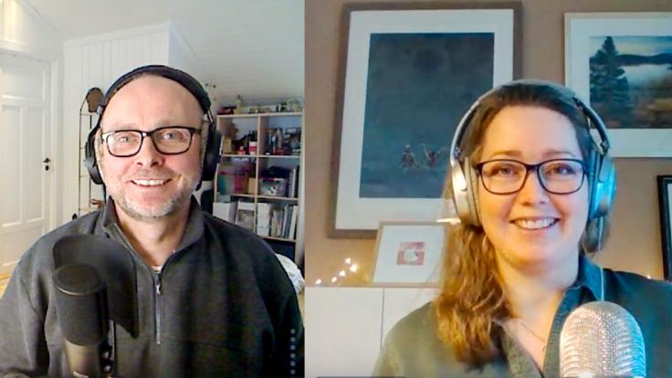 Portrett av programleder og fagekspert som spiller inn podkast
