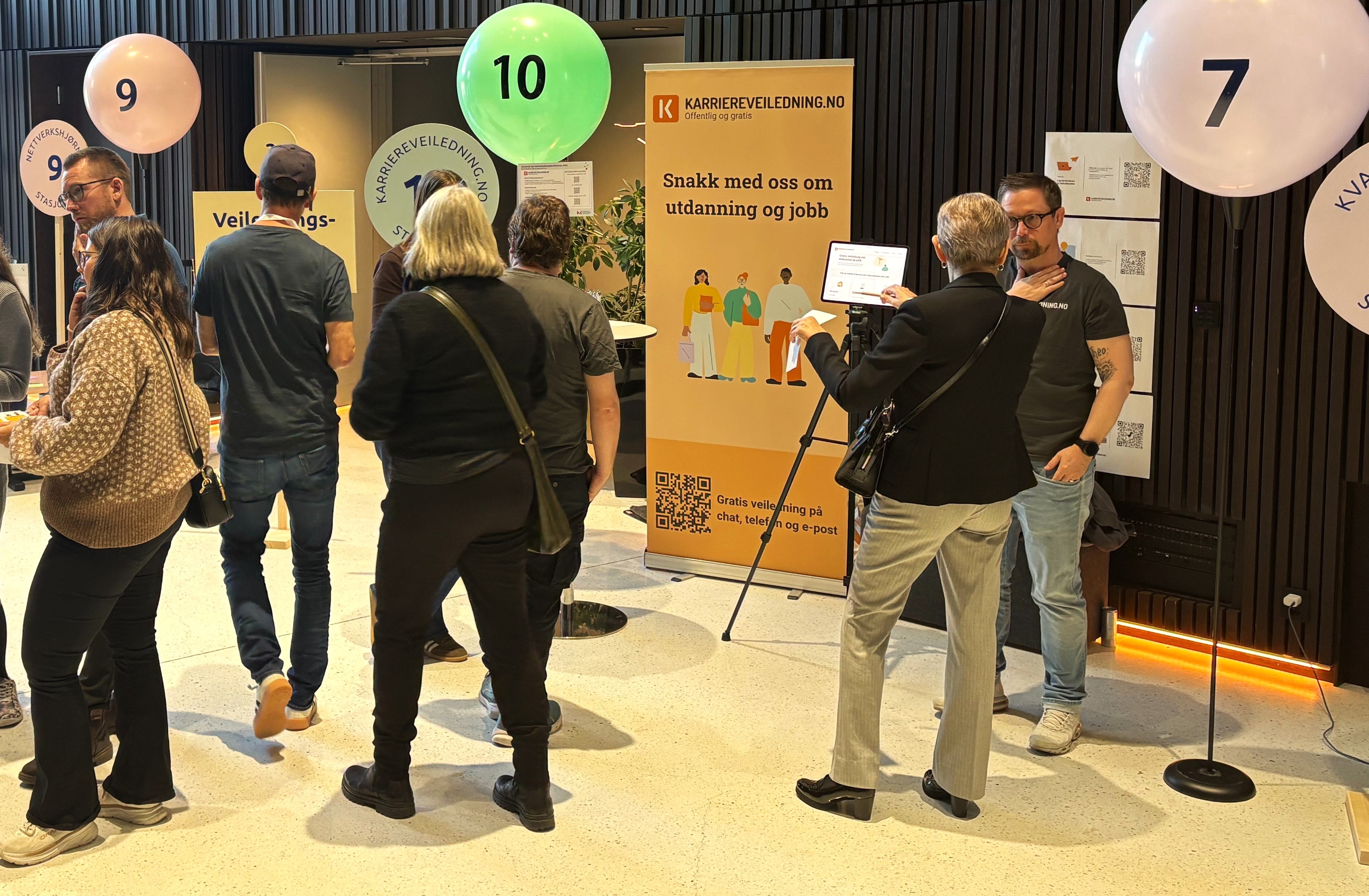 folk på konferanse