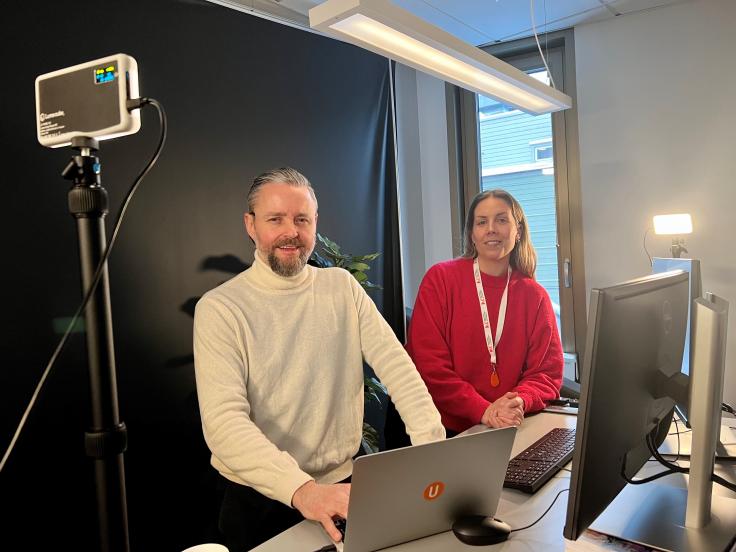To mennesker står klar til å holde webinar.