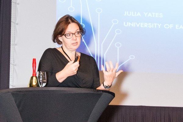 Julia Yates holder et foredrag