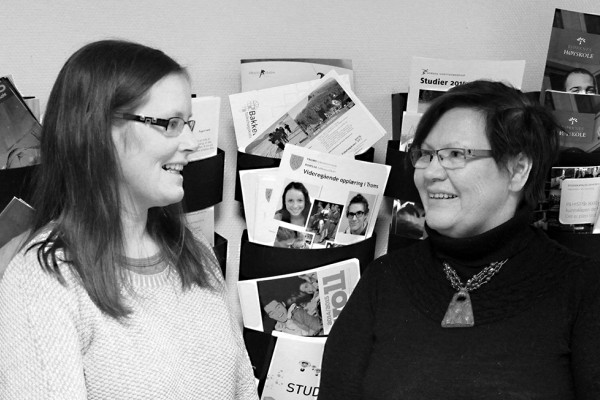 Eirin Endresen Ytreberg og Britt Knutsen i samtale.
