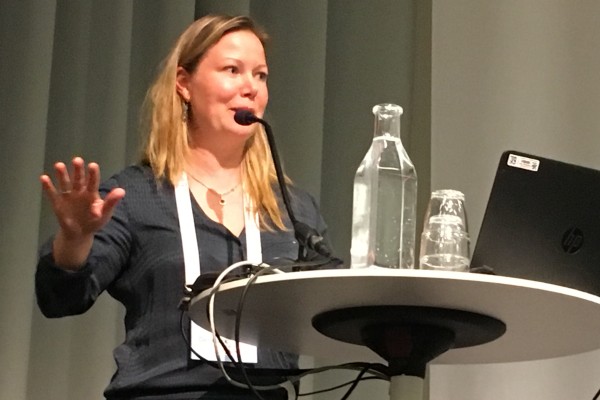 Rie Thomsen i et foredrag under IAEVG-konferansen 2018.