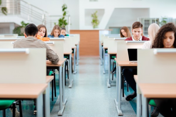 Lesesal med studenter som sitter ved pulten