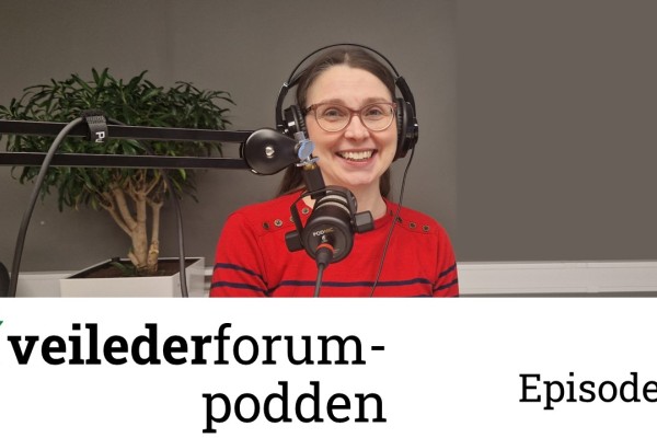 Bilde av Emma Bolger med headset og mikrofon.