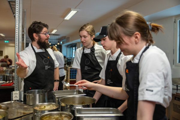 Kokker som arbeider på et kjøkken