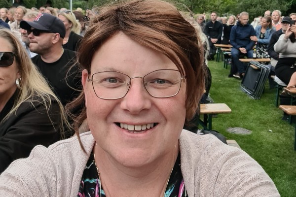 Bilde av Elin Stillingen på et utearrangement