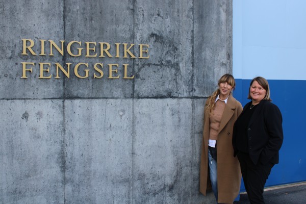 Bilete av Gry Helgerud og leiaren hennar, Linn Forbord ved inngangen til Ringerike fengsel.