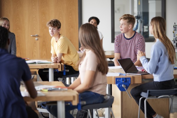 Ungdom som sitter i et klasserom