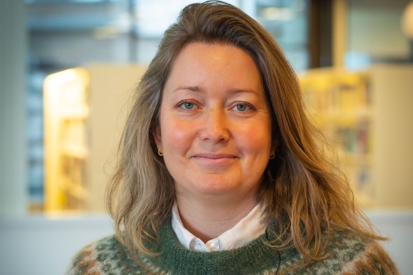 Bilde av blond dame i kontorlandskap