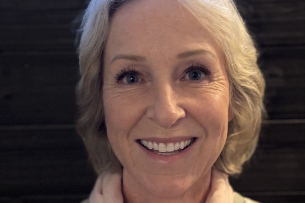 Smilende dame med blondt hår.