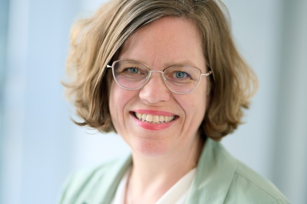Nærbilde av smilende mørkhåret dame