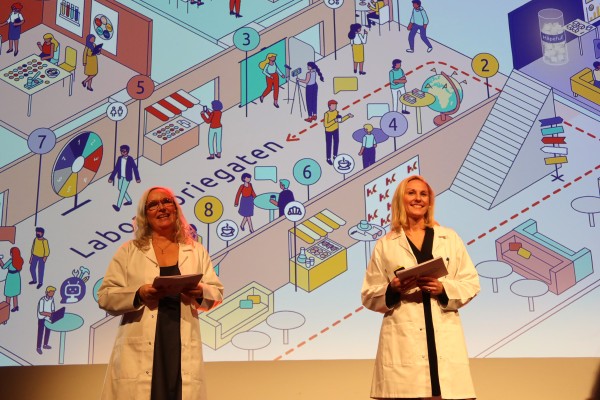 to damer åpner en konferanse