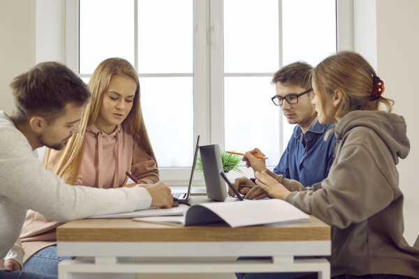 Studenter som samarbeider