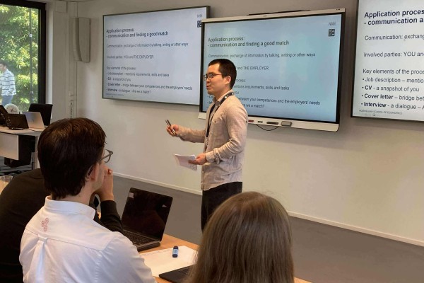 Bilde av en mann som underviser