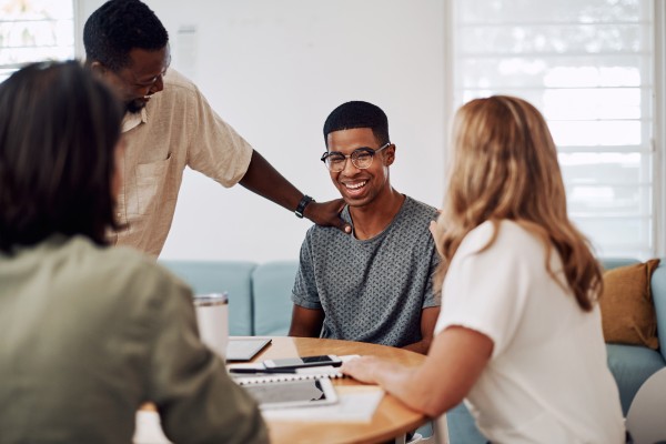 Bilde av personer rundt et bord