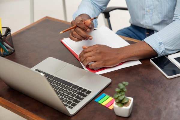 Bilde av laptop og en persons hender