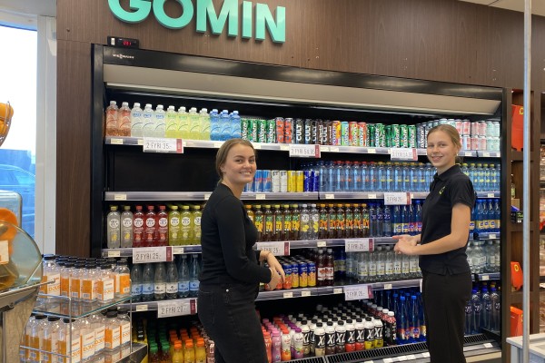 To jenter som jobber på bensinstasjon