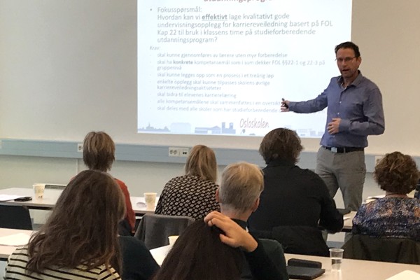 Børt-Erik Berntsen underviser rådgivere.