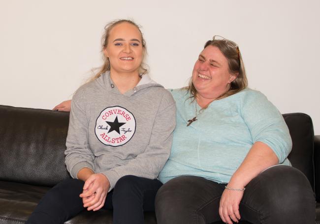 Celine Marie Hansen til venstre og Aina Andersen sitter i en sofa