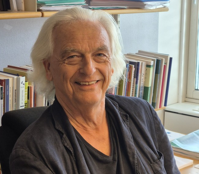 mann på kontor med bøker