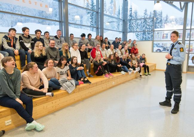 Politibetjent Hanna Dahlsbakken og elever på Ankenes ungdomsskole